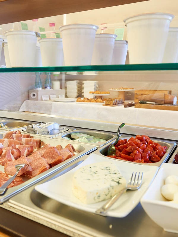 Reichhaltige Frühstück in Malcesine 01